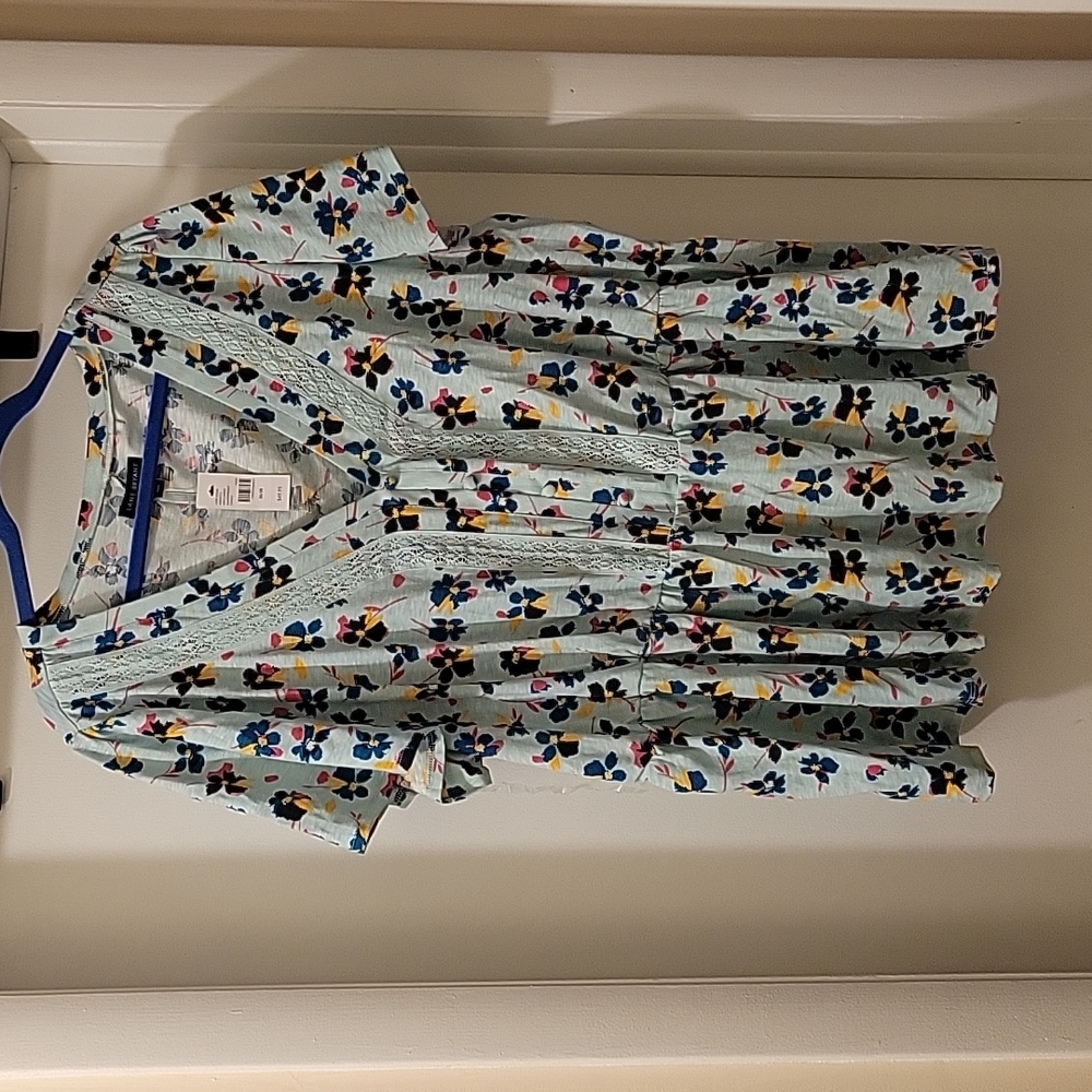NWT Plus Size Lane Bryant Floral Top Size 26-28
